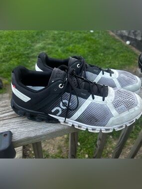 On Cloudflow Running Sneaker Shoes Mens 10 Lace Up Low Top Mesh Black White